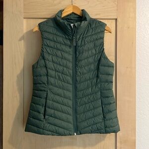 Old Navy Active packable puffer vest medium